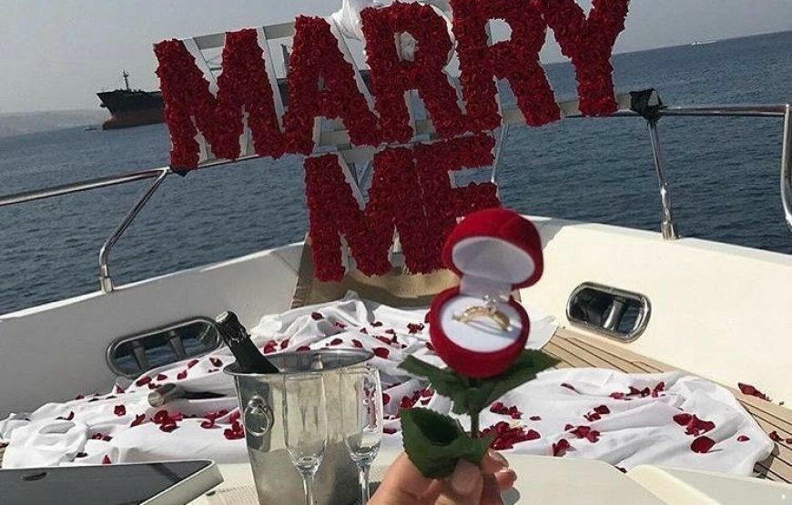 Hurghada: Private Dinner and Sunset Yacht Cruise